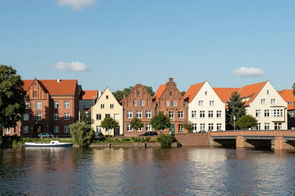 Backstein-Altstadt an einem Fluss in Brandenburg