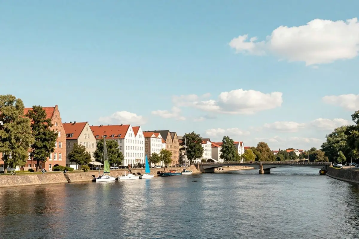 Havelufer mit Segelbooten im Westen Berlins