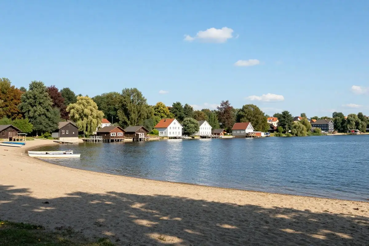 See mit Strand und Wald am östlichen Stadtrand Berlins