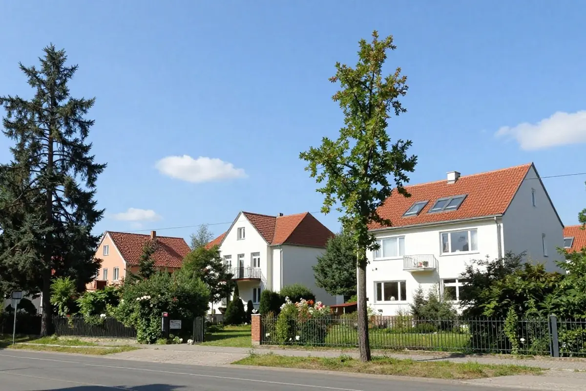 Ruhige Straße mit Einfamilienhäusern am Berliner Stadtrand