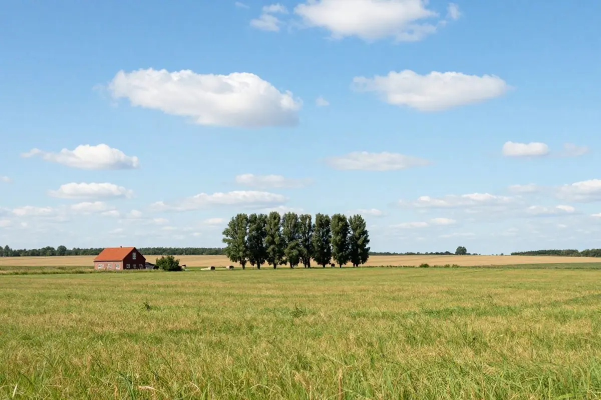 Weite Felder mit Backstein-Hof im Havelland