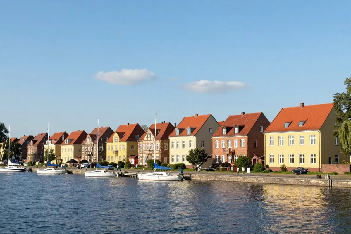 Havelufer mit Segelbooten und Stadthäusern