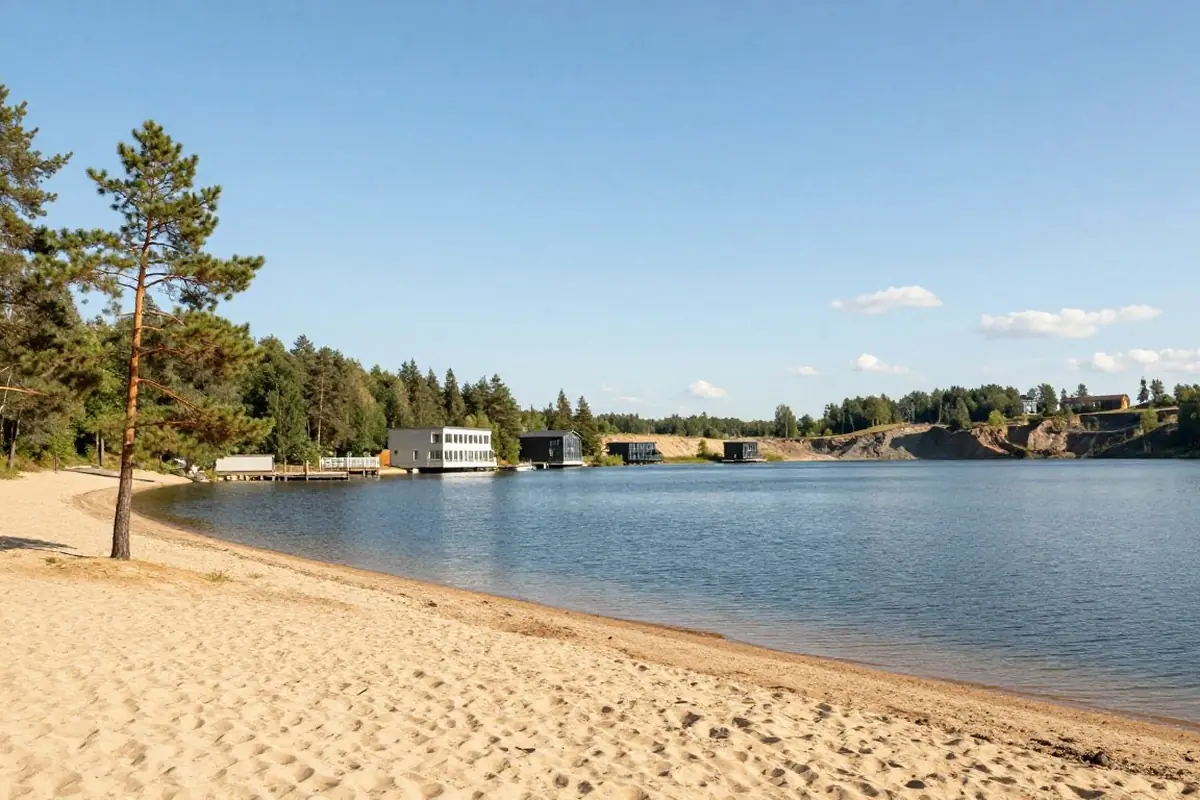 Neuer See mit Sandstrand in der Lausitzer Seenlandschaft