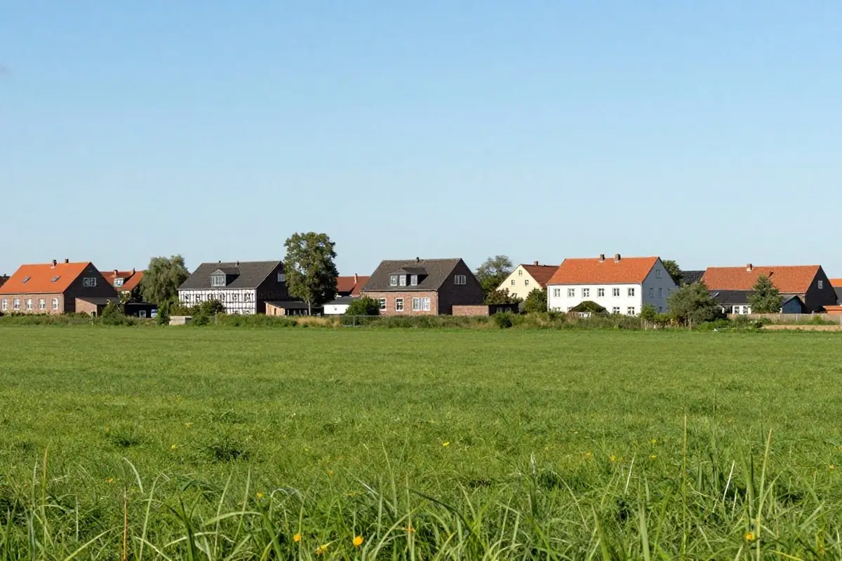 Oderbruch mit Deich, Höfen und Storchennest