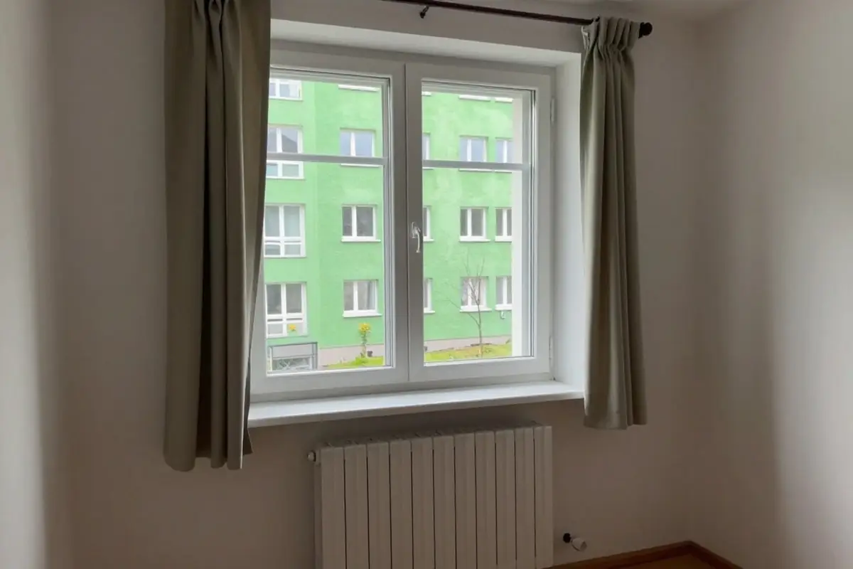Fenster einer sanierten Plattenbauwohnung von innen